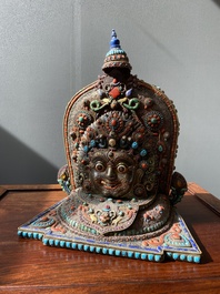 Grand masque de 'Bhairava' en argent filigran&eacute; et incrust&eacute; de pierres semi-pr&eacute;cieuses, Tibet ou N&eacute;pal, 19&egrave;me