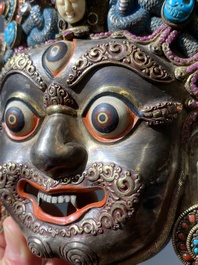 Grand masque de 'Bhairava' en argent filigran&eacute; et incrust&eacute; de pierres semi-pr&eacute;cieuses, Tibet ou N&eacute;pal, 19&egrave;me