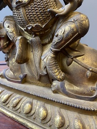 Statuette de Vaishravana sur son lion bouddhiste en bronze dor&eacute;, Sino-Tibet, probablement 17&egrave;me