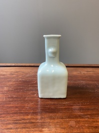 Petit vase de forme bouteille en porcelaine de Chine en bleu, blanc et rouge de cuivre &agrave; fond celadon, marque et &eacute;poque de Qianlong