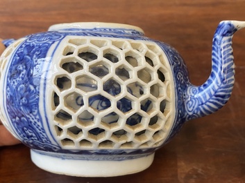 Paire de th&eacute;i&egrave;res ajour&eacute;es et aux double parois en porcelaine de Chine en bleu et blanc, &eacute;poque Transition