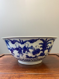 Grand et rare bol en porcelaine de Chine en bleu et blanc &agrave; d&eacute;cor des '100 gar&ccedil;ons', marque et &eacute;poque de Jiajing