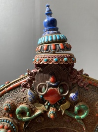 Grand masque de 'Bhairava' en argent filigran&eacute; et incrust&eacute; de pierres semi-pr&eacute;cieuses, Tibet ou N&eacute;pal, 19&egrave;me