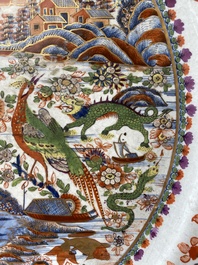 Tr&egrave;s grand plat en porcelaine de Chine en bleu et blanc surd&eacute;cor&eacute; en Angleterre &agrave; d&eacute;cor d'animaux mythiques, Qianlong