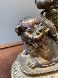 Statuette de Vaishravana sur son lion bouddhiste en bronze dor&eacute;, Sino-Tibet, probablement 17&egrave;me