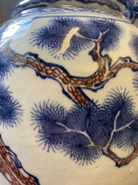 Vase en porcelaine de Chine en bleu, blanc et rouge de cuivre &agrave; d&eacute;cor de deux daims aupr&egrave;s d'un pin, Qianlong