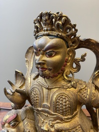 Statuette de Vaishravana sur son lion bouddhiste en bronze dor&eacute;, Sino-Tibet, probablement 17&egrave;me