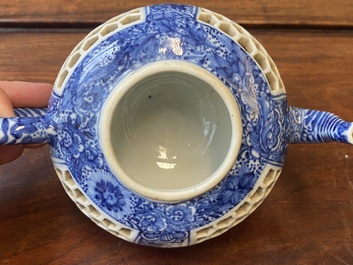 Paire de th&eacute;i&egrave;res ajour&eacute;es et aux double parois en porcelaine de Chine en bleu et blanc, &eacute;poque Transition