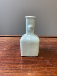 Petit vase de forme bouteille en porcelaine de Chine en bleu, blanc et rouge de cuivre &agrave; fond celadon, marque et &eacute;poque de Qianlong