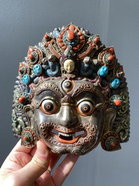 Grand masque de 'Bhairava' en argent filigran&eacute; et incrust&eacute; de pierres semi-pr&eacute;cieuses, Tibet ou N&eacute;pal, 19&egrave;me