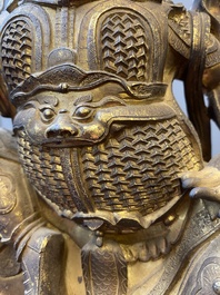 Statuette de Vaishravana sur son lion bouddhiste en bronze dor&eacute;, Sino-Tibet, probablement 17&egrave;me