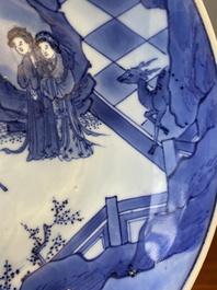 Een fijne Chinese blauw-witte schotel, Kangxi merk en periode