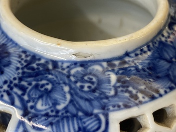 Paire de th&eacute;i&egrave;res ajour&eacute;es et aux double parois en porcelaine de Chine en bleu et blanc, &eacute;poque Transition