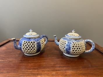 Paire de th&eacute;i&egrave;res ajour&eacute;es et aux double parois en porcelaine de Chine en bleu et blanc, &eacute;poque Transition