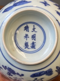 Bol en porcelaine de Chine en bleu et blanc &agrave; d&eacute;cor des 'huit immortels', marque et &eacute;poque de Jiajing