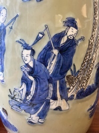 Vase de forme rouleau en porcelaine de Chine en bleu, blanc et rouge de cuivre sur fond c&eacute;ladon, Kangxi