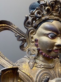 Statuette de Vaishravana sur son lion bouddhiste en bronze dor&eacute;, Sino-Tibet, probablement 17&egrave;me