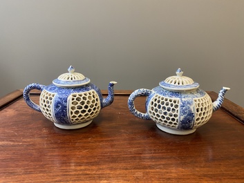 Paire de th&eacute;i&egrave;res ajour&eacute;es et aux double parois en porcelaine de Chine en bleu et blanc, &eacute;poque Transition