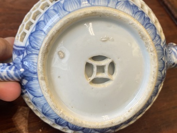 Paire de th&eacute;i&egrave;res ajour&eacute;es et aux double parois en porcelaine de Chine en bleu et blanc, &eacute;poque Transition