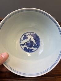 Bol en porcelaine de Chine en bleu et blanc &agrave; d&eacute;cor des 'huit immortels', marque et &eacute;poque de Jiajing