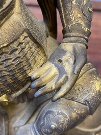 Statuette de Vaishravana sur son lion bouddhiste en bronze dor&eacute;, Sino-Tibet, probablement 17&egrave;me