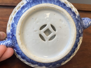 Paire de th&eacute;i&egrave;res ajour&eacute;es et aux double parois en porcelaine de Chine en bleu et blanc, &eacute;poque Transition