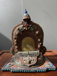 Grand masque de 'Bhairava' en argent filigran&eacute; et incrust&eacute; de pierres semi-pr&eacute;cieuses, Tibet ou N&eacute;pal, 19&egrave;me