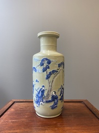 Vase de forme rouleau en porcelaine de Chine en bleu, blanc et rouge de cuivre sur fond c&eacute;ladon, Kangxi