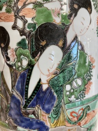 Vase de forme rouleau en porcelaine de Chine famille verte &agrave; d&eacute;cor de femmes autour d'une table de lettr&eacute;, Kangxi