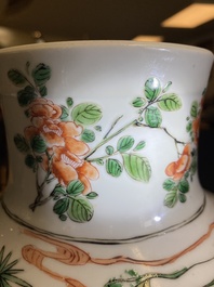 Vase de forme rouleau en porcelaine de Chine famille verte &agrave; d&eacute;cor de femmes autour d'une table de lettr&eacute;, Kangxi