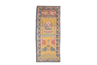 Grand tapis &agrave; d&eacute;cor du Bouddha de M&eacute;decine ou Bhaishajyaguru sur fond jaune, probablement Ningxia, Chine, 19/20&egrave;me