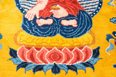 Grand tapis &agrave; d&eacute;cor du Bouddha de M&eacute;decine ou Bhaishajyaguru sur fond jaune, probablement Ningxia, Chine, 19/20&egrave;me