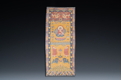 Grand tapis &agrave; d&eacute;cor du Bouddha de M&eacute;decine ou Bhaishajyaguru sur fond jaune, probablement Ningxia, Chine, 19/20&egrave;me