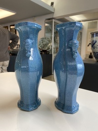 Paire de vases en porcelaine de Chine &agrave; &eacute;mail &oelig;uf de rouge-gorge, 18/19&egrave;me