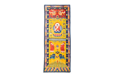 Grand tapis &agrave; d&eacute;cor du Bouddha de M&eacute;decine ou Bhaishajyaguru sur fond jaune, probablement Ningxia, Chine, 19/20&egrave;me