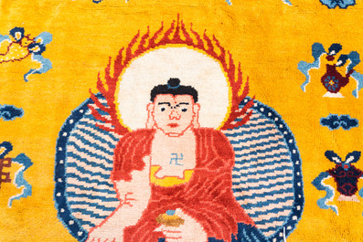 Grand tapis &agrave; d&eacute;cor du Bouddha de M&eacute;decine ou Bhaishajyaguru sur fond jaune, probablement Ningxia, Chine, 19/20&egrave;me