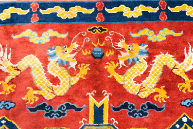 Grand tapis &agrave; d&eacute;cor du Bouddha de M&eacute;decine ou Bhaishajyaguru sur fond jaune, probablement Ningxia, Chine, 19/20&egrave;me