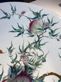 Grand plat en porcelaine de Chine famille rose &agrave; d&eacute;cor des 'neuf p&ecirc;ches', marque de Qianlong, 19&egrave;me