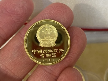 Quatre monnaies en or comm&eacute;morant les d&eacute;couvertes arch&eacute;ologiques de l'&acirc;ge du bronze chinois, dat&eacute;es 1981