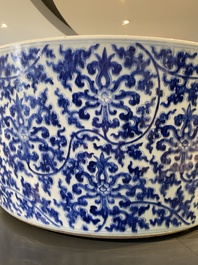 Impressionnant bassin en porcelaine de Chine en bleu et blanc &agrave; d&eacute;cor de rinceaux floraux, Kangxi