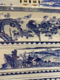 Een grote Chinese blauw-witte vijfdelige altaargarnituur, 19e eeuw