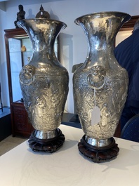 Paire de vases en argent &agrave; d&eacute;cor de l'anniversaire de Guo Ziyi, Chine, marque de Qingyun 慶雲, 19&egrave;me