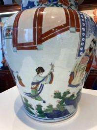 Grand vase couvert en porcelaine de Chine wucai &agrave; d&eacute;cor de l'anniversaire de Guo Ziyi, &eacute;poque Transition