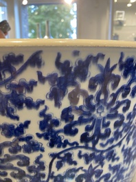 Impressionnant bassin en porcelaine de Chine en bleu et blanc &agrave; d&eacute;cor de rinceaux floraux, Kangxi