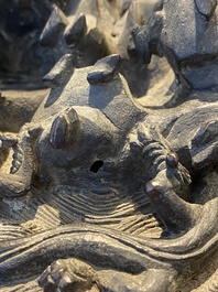 Grand br&ucirc;le-parfum en bronze au couvercle &agrave; d&eacute;cor d'un paysage montagneux avec un dragon et d'autres animaux, Chine, Yuan