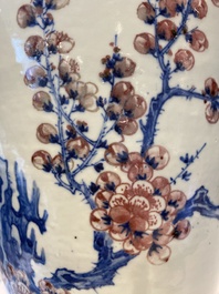 Een uitzonderlijke Chinese blauw-witte en koperrode 'meiping' vaas met prunusbloesems, 18e eeuw