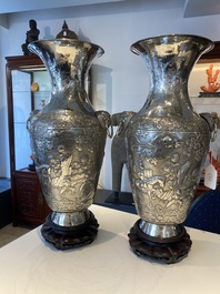 Paire de vases en argent &agrave; d&eacute;cor de l'anniversaire de Guo Ziyi, Chine, marque de Qingyun 慶雲, 19&egrave;me