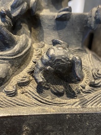 Grand br&ucirc;le-parfum en bronze au couvercle &agrave; d&eacute;cor d'un paysage montagneux avec un dragon et d'autres animaux, Chine, Yuan