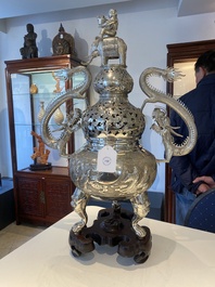 A large Chinese silver tripod censer, Shanghai Xinfengxiang 上海新鳳祥 mark, dated 1925