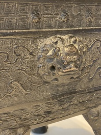 Grand br&ucirc;le-parfum en bronze au couvercle &agrave; d&eacute;cor d'un paysage montagneux avec un dragon et d'autres animaux, Chine, Yuan